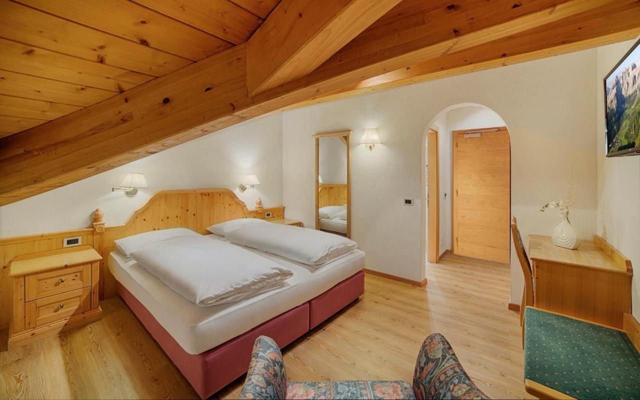 Hotel Villa Eden コルヴァーラ・イン・バディーア エクステリア 写真